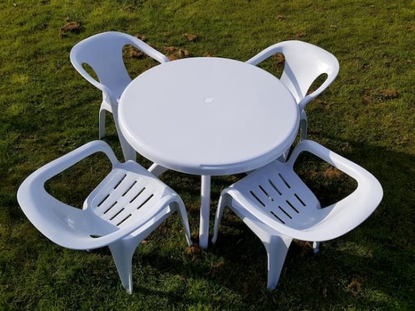 White Plastic Garden Furniture - Round Table, 4 x Slatted Chairs - BE