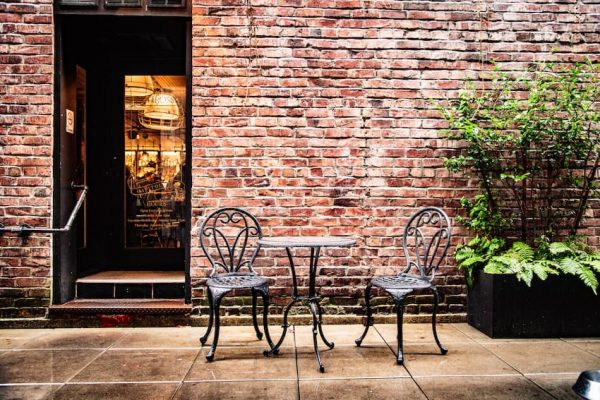 outdoor-dining-is-here-to-stay-take-advantage-be-furniture-sales